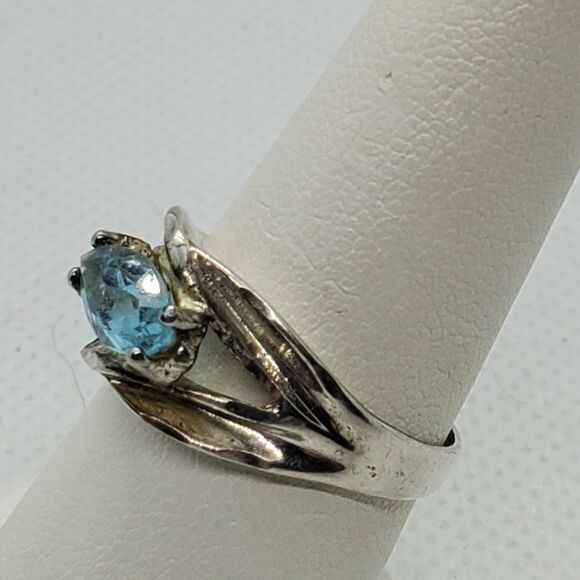 Sterling Silver Ring with a Blue Stone - Picture 4 of 6